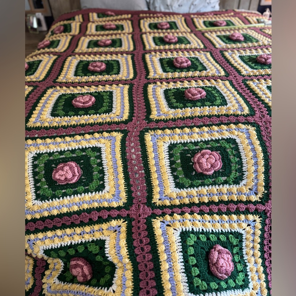 RARE Circa 1980’s Massive Crochet Comforter and Matching Pillow Shams - Picture 2 of 13